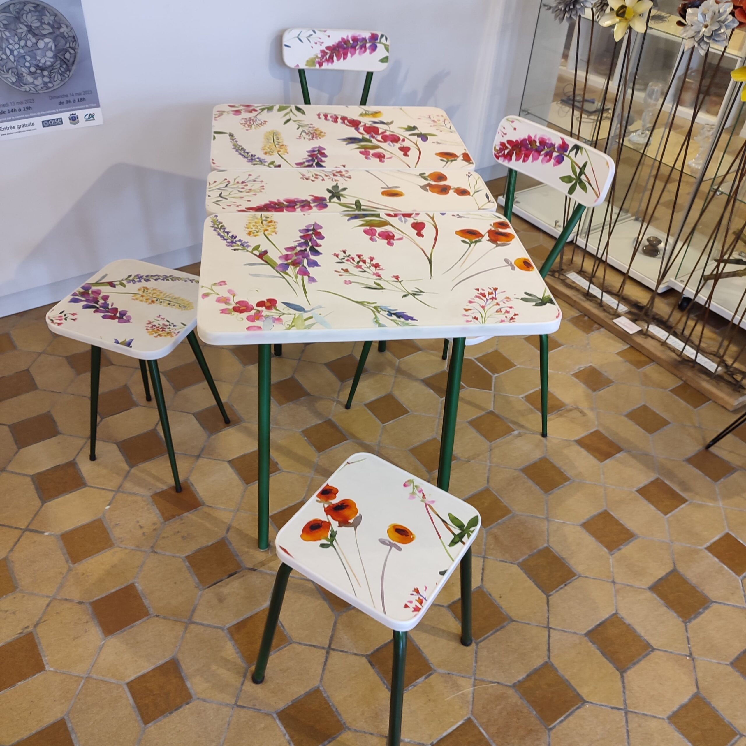 Table, Chaises et Tabourets – “A table”